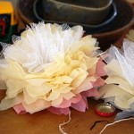Thumbnail image for Tutoriel pour fabriquer des fleurs en papier et tulle