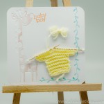 Thumbnail image for Carte de naissance avec pull tricoté jaune sur fond blanc