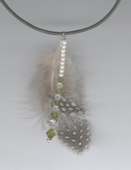 Collier en plumes et perles de Swarovsky